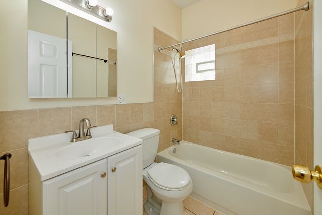 7209 N DAMEN Avenue 3, Chicago, IL 60626