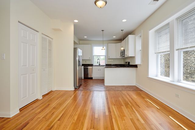 7209 N DAMEN Avenue 3, Chicago, IL 60626