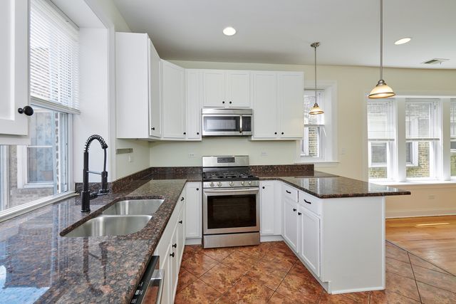 7209 N DAMEN Avenue 3, Chicago, IL 60626