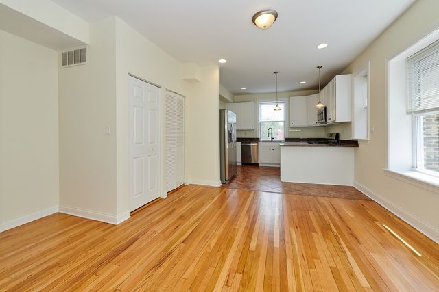 7209 N DAMEN Avenue 3, Chicago, IL 60626