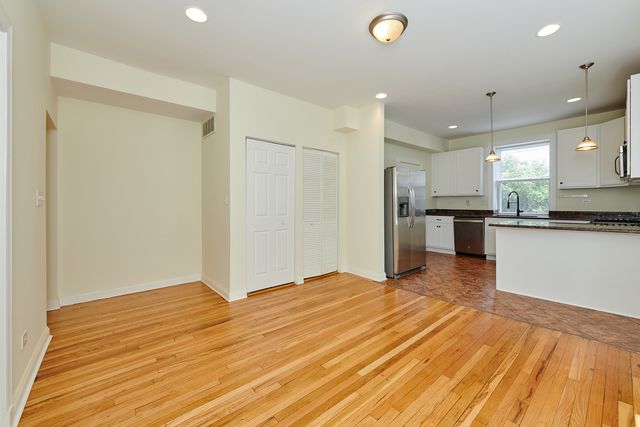 7209 N DAMEN Avenue 3, Chicago, IL 60626