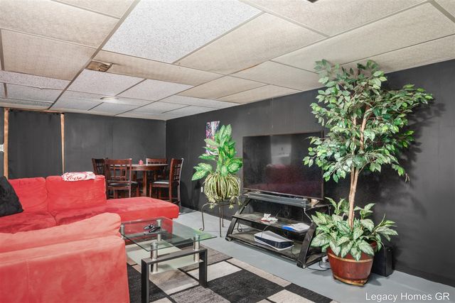 2757 Vassar Drive, Grand Rapids, MI 49506