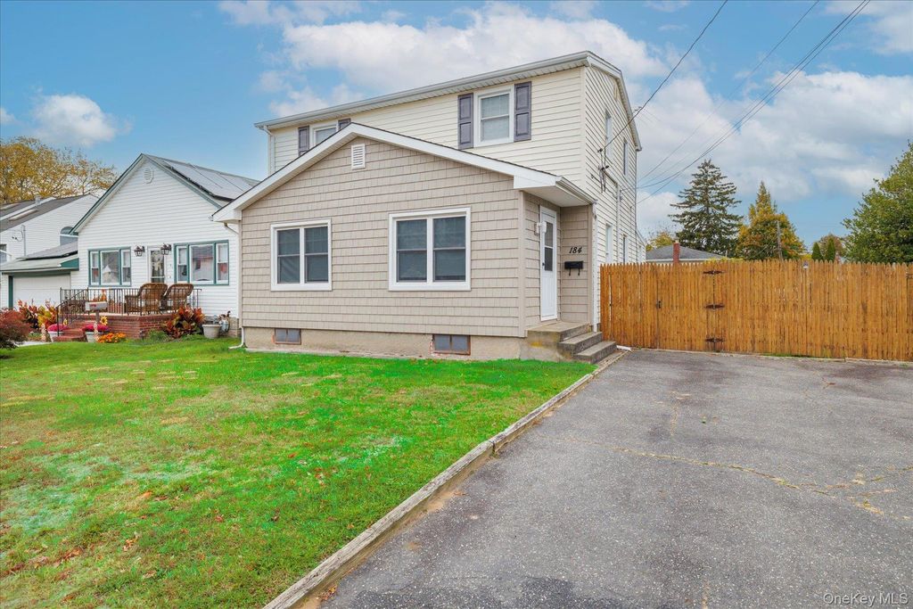 184 Dallas Street, Lindenhurst, NY 11757