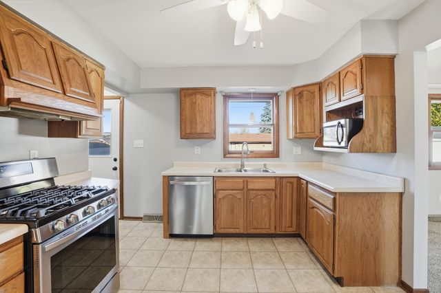 14 Helena Drive, Schererville, IN 46375