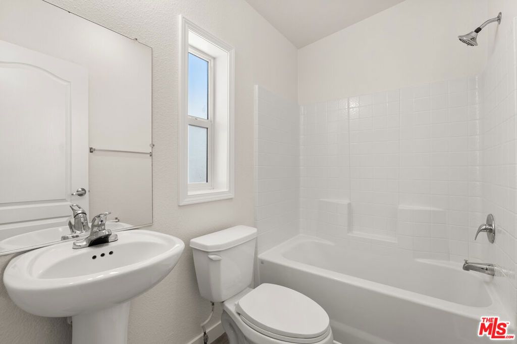 Image 10 of property listing at 8250 Lankershim Boulevard 137, North Hollywood, CA 91605