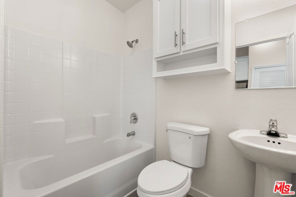 Image 12 of property listing at 8250 Lankershim Boulevard 137, North Hollywood, CA 91605