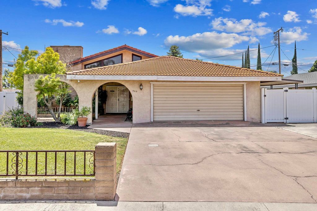Image 1 of property listing at 700 W Pine Street, Exeter, CA 93221