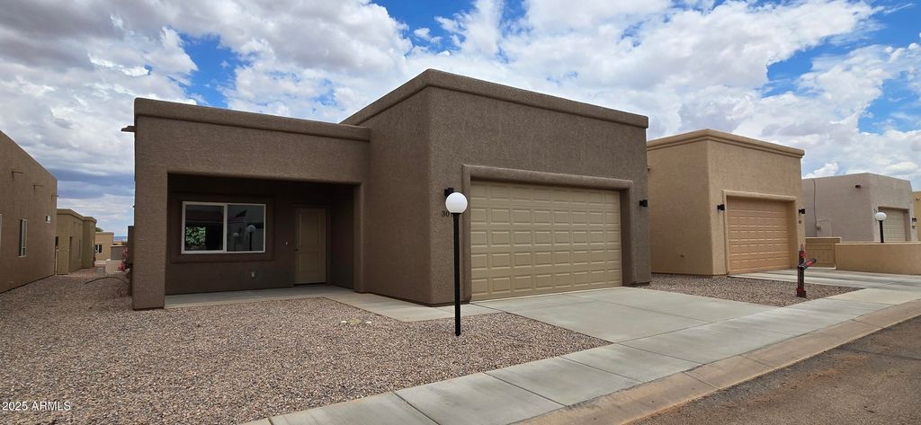 Image 2 of property listing at 307 S Meadowood Lane, Sierra Vista, AZ 85635