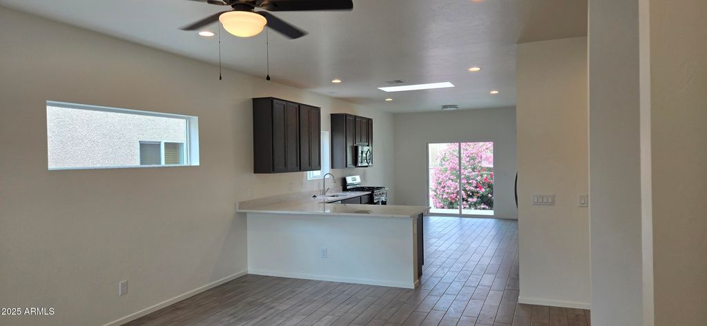 Image 4 of property listing at 307 S Meadowood Lane, Sierra Vista, AZ 85635