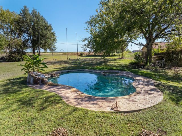 6773 Sunshine Valley Lane, Navasota, TX 77868