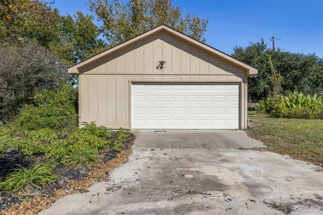 6773 Sunshine Valley Lane, Navasota, TX 77868