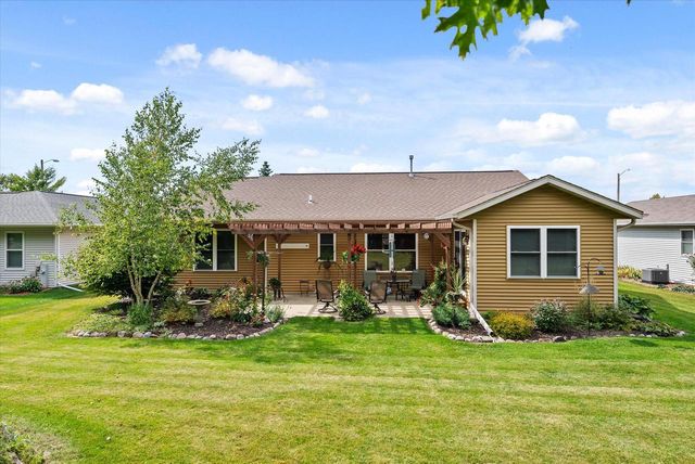 1661 Great Forest DRIVE, West Bend, WI 53090
