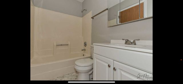 2923 Ezra Avenue N, Zion, IL 60099