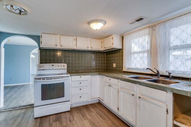 327 N Elder St, Wichita, KS 67212