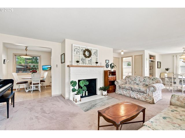 3349 Sw LURADEL St, Portland, OR 97219