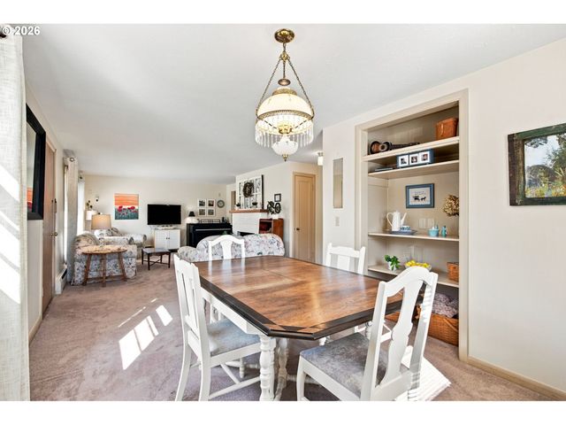 3349 Sw LURADEL St, Portland, OR 97219