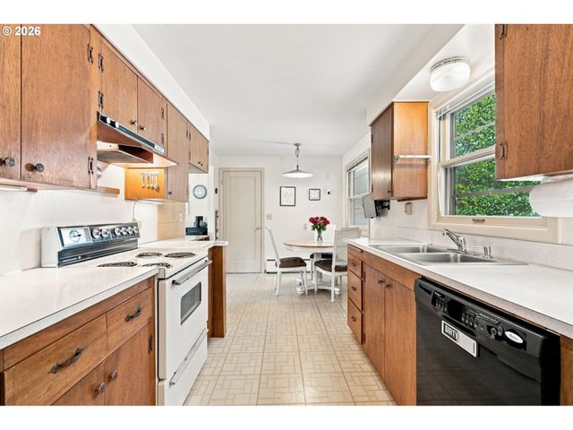 3349 Sw LURADEL St, Portland, OR 97219