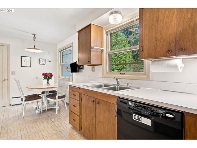3349 Sw LURADEL St, Portland, OR 97219