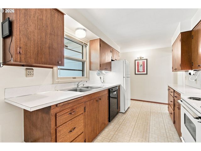 3349 Sw LURADEL St, Portland, OR 97219
