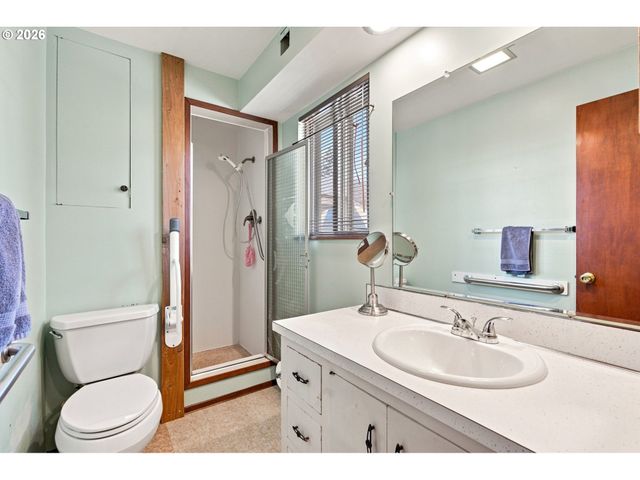 3349 Sw LURADEL St, Portland, OR 97219
