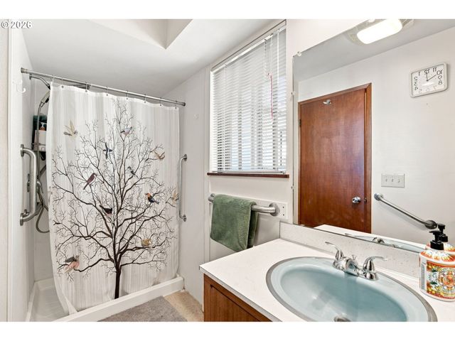 3349 Sw LURADEL St, Portland, OR 97219