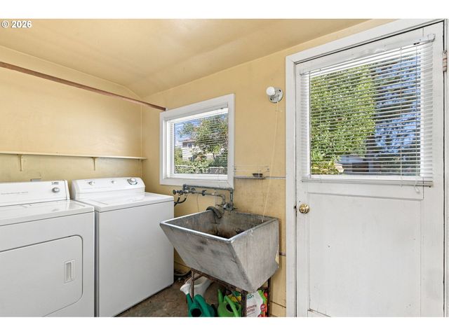 3349 Sw LURADEL St, Portland, OR 97219