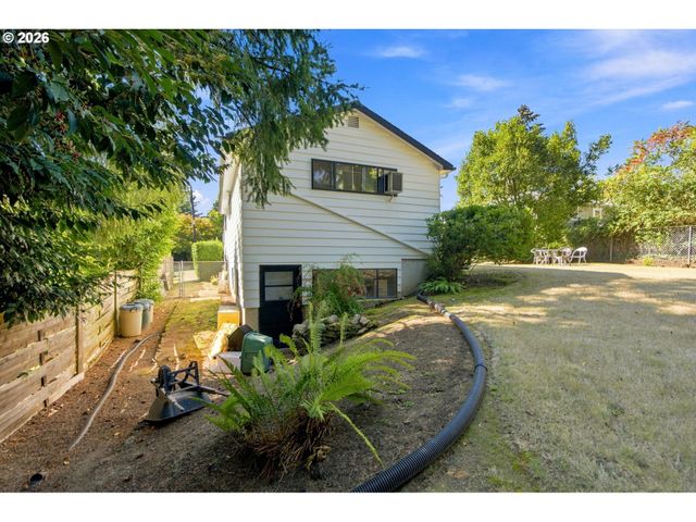 3349 Sw LURADEL St, Portland, OR 97219