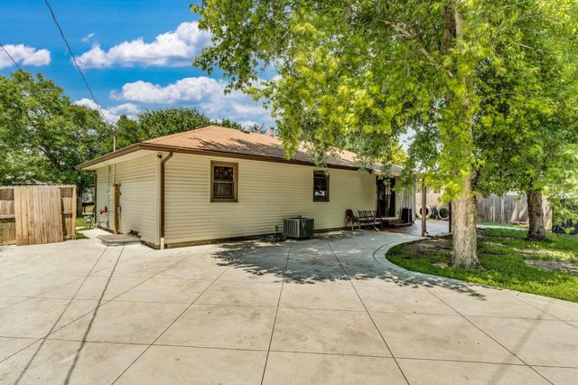 2926 S Edwards Ave, Wichita, KS 67217