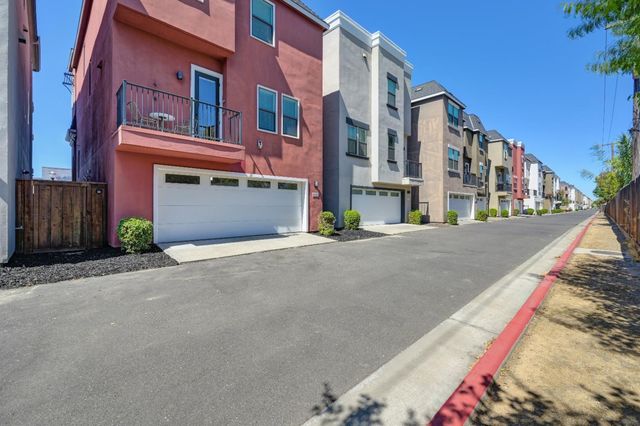 3685 Crocker Dr, Sacramento, CA 95818