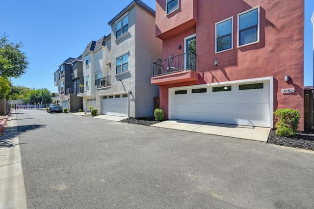 3685 Crocker Dr, Sacramento, CA 95818