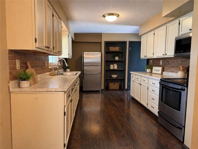 904 NE 60th Terrace, Kansas City, MO 64118