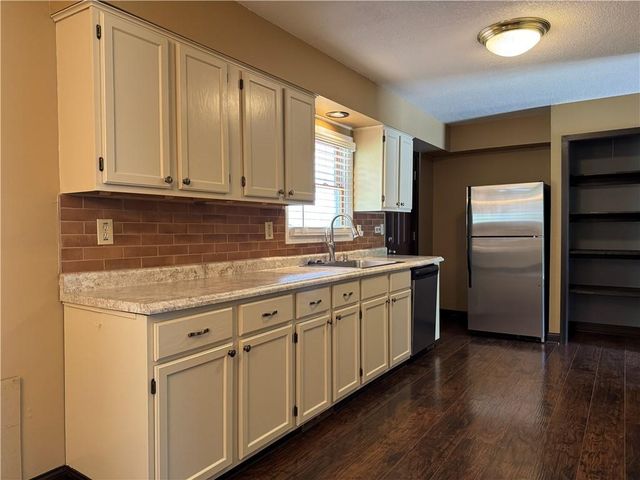 904 NE 60th Terrace, Kansas City, MO 64118