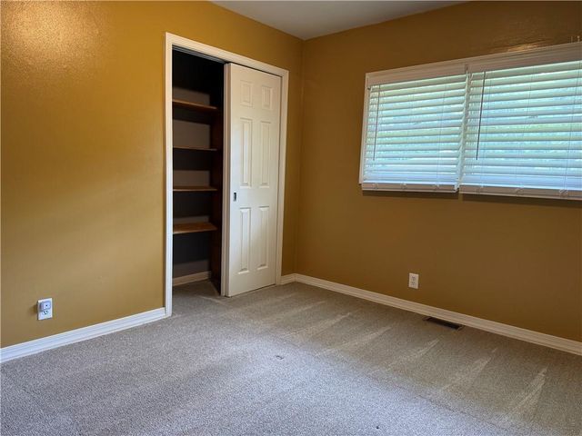 904 NE 60th Terrace, Kansas City, MO 64118