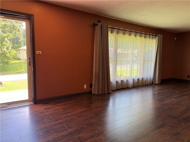 904 NE 60th Terrace, Kansas City, MO 64118