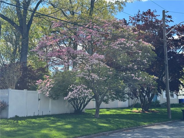 27 Monmouth Drive, East Providence, RI 02515