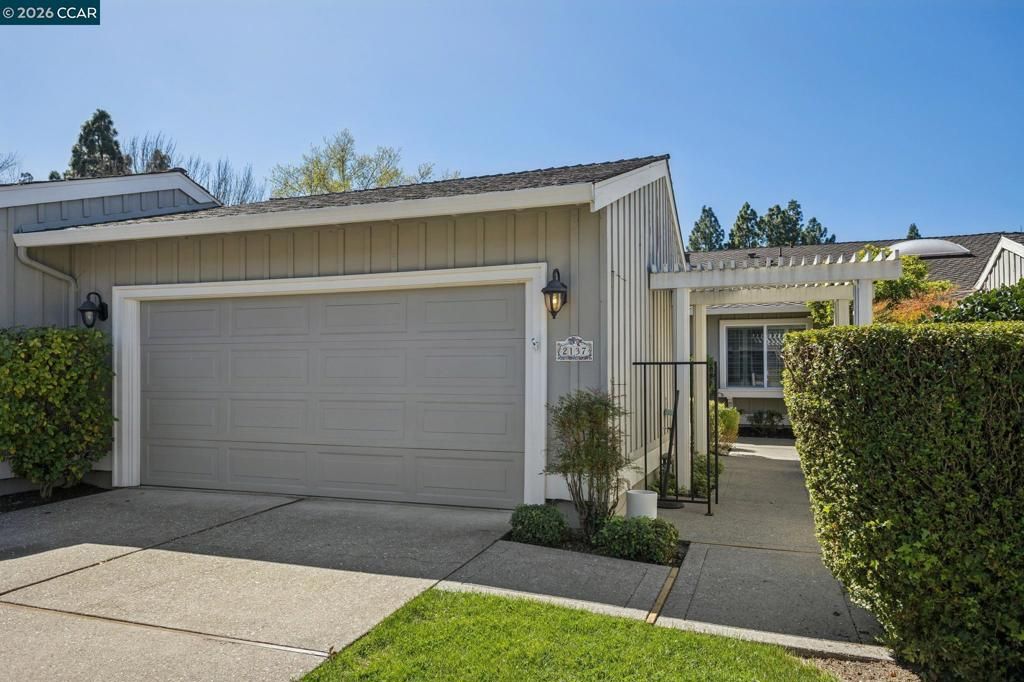 Image 2 of property listing at 2137 Presidio Ct, Danville, CA 94526