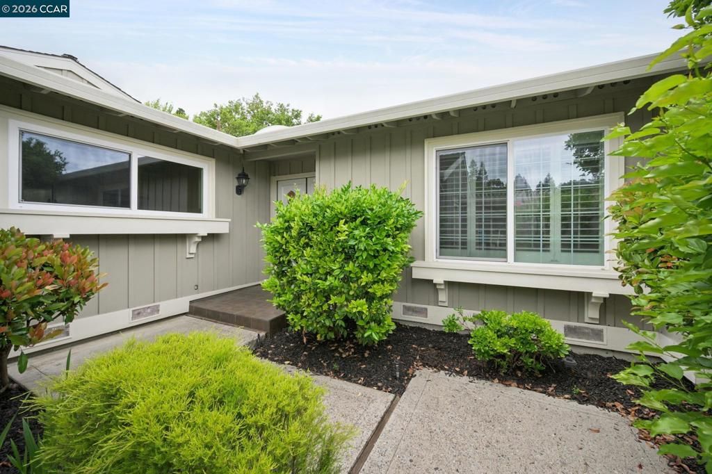 Image 5 of property listing at 2137 Presidio Ct, Danville, CA 94526