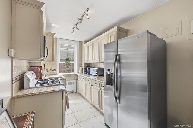 60 Knolls Crescent 10L, Bronx, NY 10463