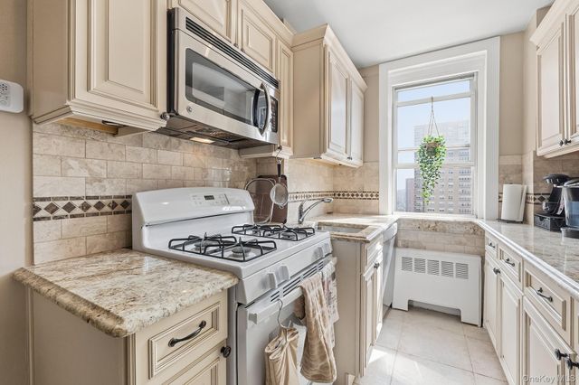 60 Knolls Crescent 10L, Bronx, NY 10463