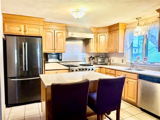 139 Suffolk Avenue, Pawtucket, RI 0261