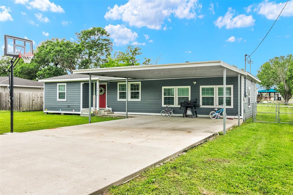 15410 San Jacinto Street, Hamshire, TX 77622