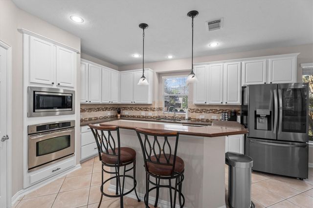 15 Barlow Court, The Woodlands, TX 77382