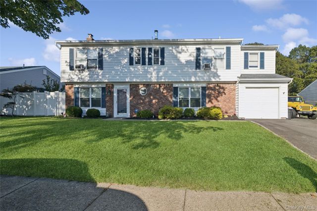 7 Springmeadow Drive, Holbrook, NY 11741