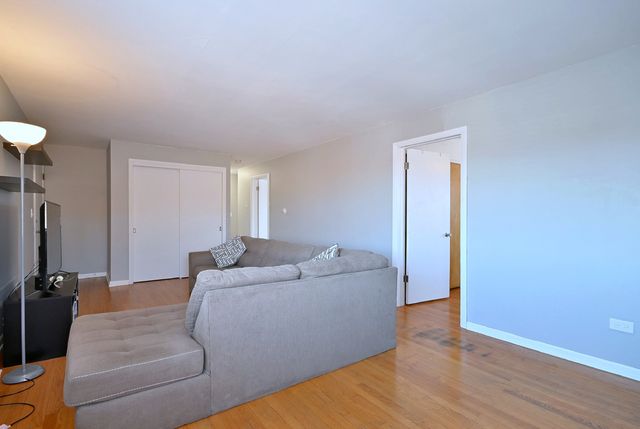 7310 N Harlem Avenue 303, Chicago, IL 60631