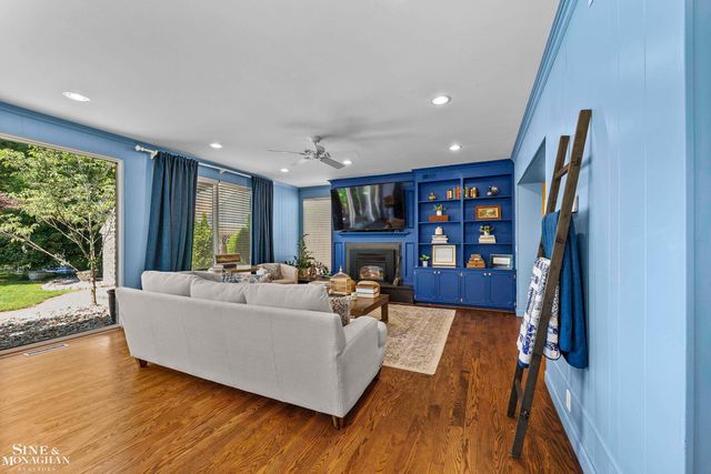 93 Merriweather Road, Grosse Pointe Farms, MI 48236