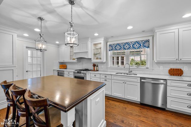 93 Merriweather Road, Grosse Pointe Farms, MI 48236