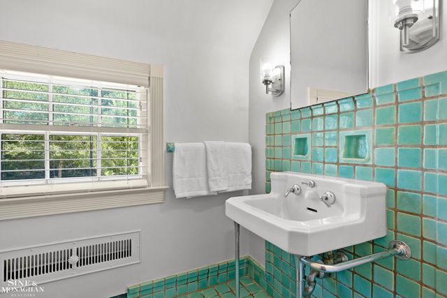 93 Merriweather Road, Grosse Pointe Farms, MI 48236