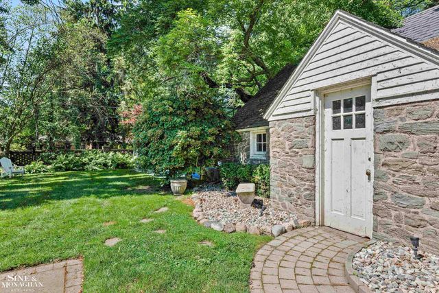 93 Merriweather Road, Grosse Pointe Farms, MI 48236