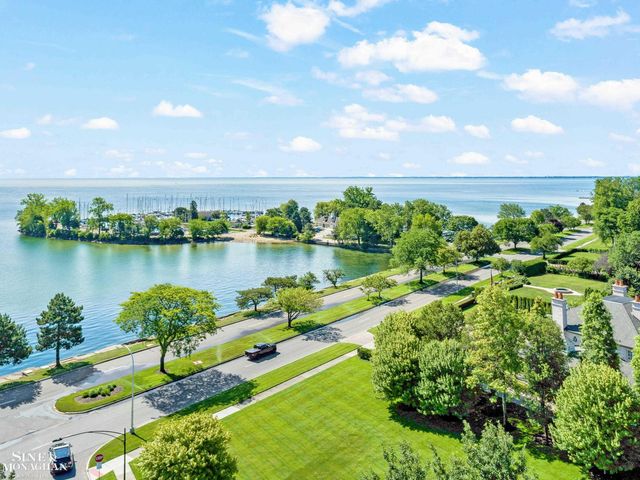 93 Merriweather Road, Grosse Pointe Farms, MI 48236
