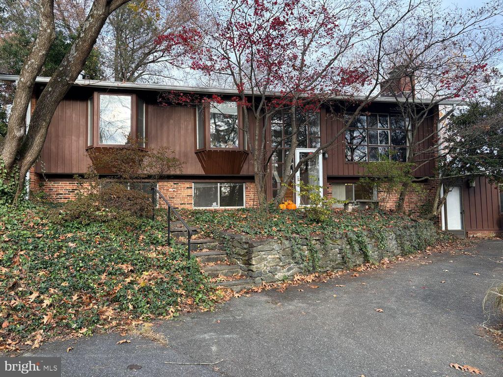 6418 BANNOCKBURN DR, Bethesda, MD 20817